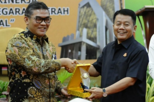 Dirut Bank Riau Kepri, DR Irvandi Gustari bersama Kepala Kejati Riau, Uung Abdul Syakur (foto: dok/riau24group)