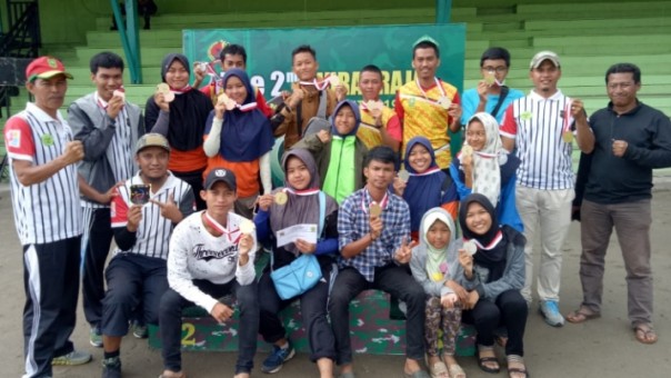 Pelatih Panahan Riau, Muslim (paling kiri) bersama para atlet peraih medali kejuaraan Wirabraja Open 2019