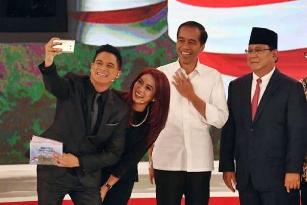 Dua moderator Debat Capres foto bersama dengan Jokowi dan Prabowo, Minggu malam.