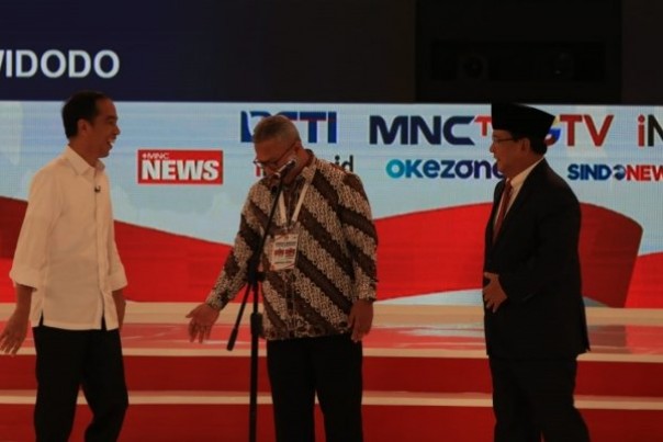 Jokowi dan Prabowo Subianto saat Debat Capres, Minggu malam lalu. 