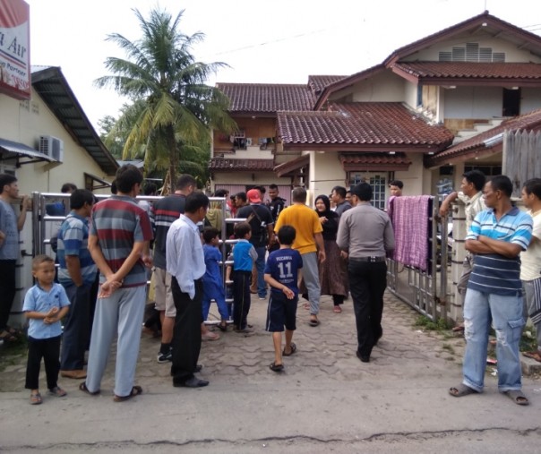 Situasi tegang di rumah penampungan pengungsi asing di Jalan Teuku Cikditiro, Pekanbaru, Selasa (19/2/2019). Foto: Surya/Riau1.