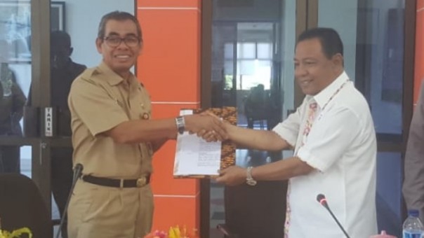 Ketua KONI Riau, Emrizal Pakis menyerahkan SK Tuan Rumah Porprov X Riau 2021 kepada Bupati Kuansing, Mursini