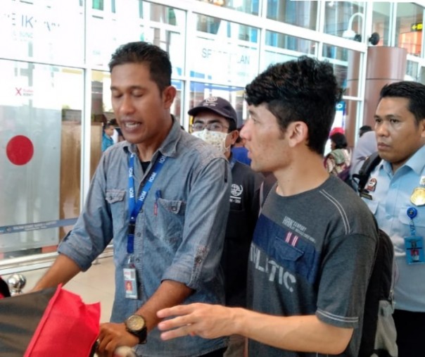 Basit Ali Sarwari (tengah), seorang pengungsi dari negara Afganistan diantar pihak IOM dan Rudenim ke Bandara Sultam Syarif Kasim II, Selasa (19/2/2019). Foto: Rudenim Pekanbaru.