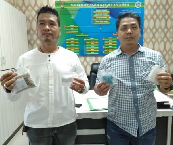 Noki Loviko dan anggotanya menunjukkan barang bukti Pil Ekstasi yang disita dalam penggerebekan kos-kosan di Jalan Durian Pekanbaru.