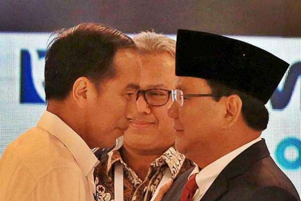 Jokowi dan Prabowo Subianto saat Debat Capres, Minggu malam lalu.