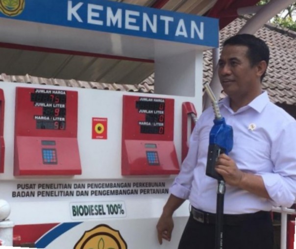 Menteri Pertanian Andi Amran Sulaiman dalam kunjungannya ke Balai Penelitian Tanaman Industri Penyegar yang membuat bahan bakar B100. Foto: Antara.