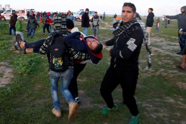 Seorang remaja Palestina yang jadi korban dievakuasi di Jalur Gaza, Jumat malam. 