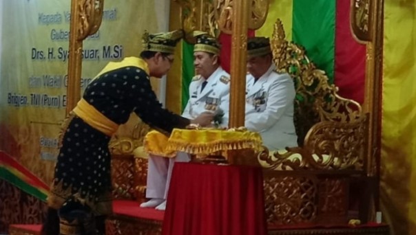 Prosesi tepuk tepung tawar Gubernur Riau, Syamsuar bersama Wakil Gubernur Riau, Edy Natar Nasution (foto: barkah/riau1.com)
