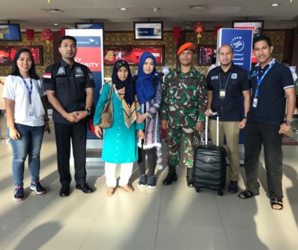 Dua pengungsi Afganistan (tengah) berangkat dari Pekanbaru, Riau, menuju Jakarta. Mereka akan menjalani proses wawancara di Kedubes Kanada. Foto: Rudenim Pekanbaru.