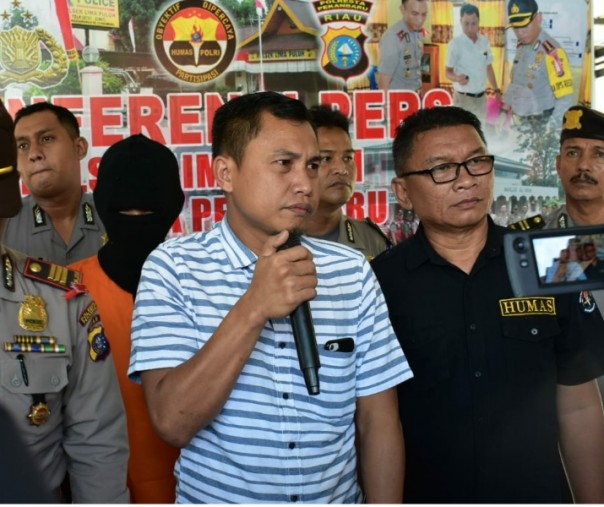 Iptu Abdul Halim didampingi Kasubag Humas Polresta Pekanbaru Ipda Budhia Dianda dalam jumpa persnya terkait kasus pengeroyokan di depan jalan Hotel Holiday Pekanbaru