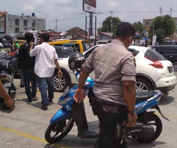 Salah seorang pria diduga pelaku narkoba saat diamankan polisi berpakai preman di salah satu pusat perbelanjaan di Jalan Yos Sudarso, Rumbai, Jumat (1/3/2019). Foto: Surya/Riau1.