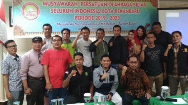 Sekum Pengprov POBSI Riau, Jefri bersama Ketua terpilih Pengcab POBSI Kota Pekanbaru, Agustiar dan sejumlah atlet serta pemilik rumah biliar usai Musorkot Pengcab POBSI Pekanbaru beberapa waktu lalu