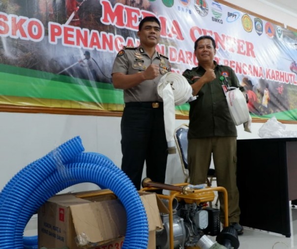 Kombes Sunarto menyerahkan bantuan 10 mesin pompa robin ke posko Karhutla, Jumat sore.