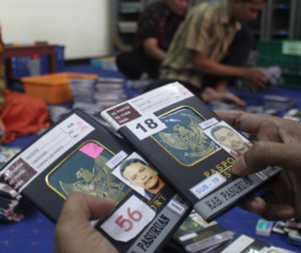 Petugas menyiapkan dokumen paspor dan visa jamaah calon haji (JCH). Foto: Antara. 