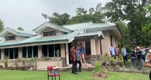Rumah yang ditempati Sandiaga Uno saat kecil di Provinsi Riau. Rumah tersebut kini sebagiannya sudah direnovasi. (Foto: Screenshoot video dari Instagram Sandiaga Uno)