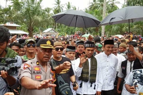 Ustadz Abdul Somad saat berkunjung ke Dusun Padang Gajah Mati, Nagari Manggopoh, Lubukbasung, Agam, Senin.