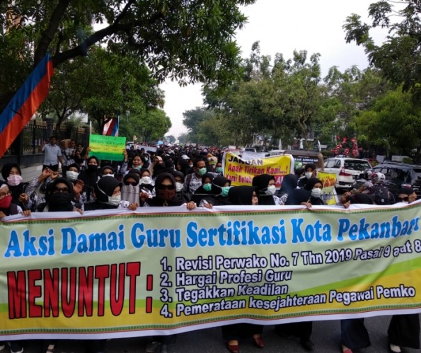 Aksi seribuan guru di Kota Pekanbaru, Selasa menjelang siang (Riau1.com)