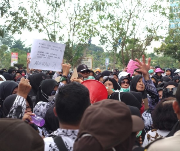 Aksi guru di depan kantor Walikota Pekanbari, Selasa (Riau1.com)