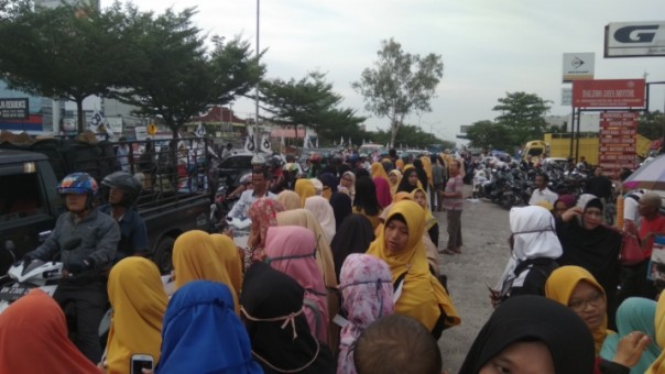Ribuan kader PKS Riau dan masyarakat berjejer di Jalan Soekarno Hatta Pekanbaru menanti kedatangan Sandiaga Uno (foto: barkah/riau1.com)