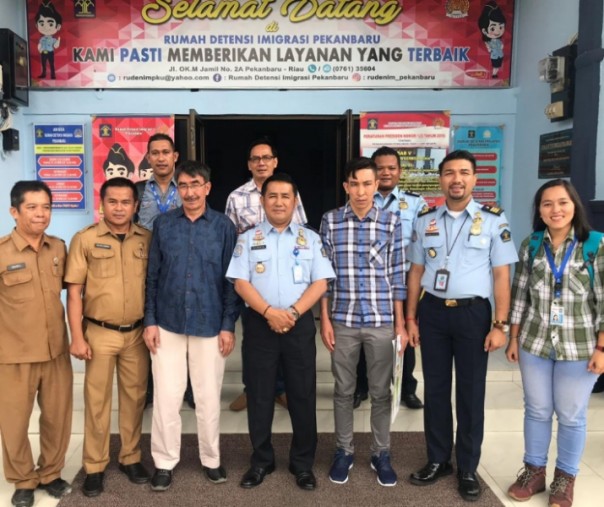 Kepala Rudenim Pekanbaru Junior Sigalingging saat melepas ayah dan anak pengungsi asal Afganistan. Foto: Surya/Riau1. 