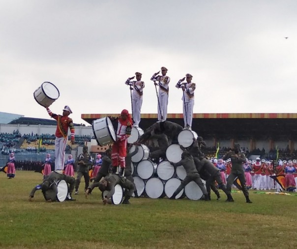 Tim marching band Satpol PP Kabupaten Rokan Hulu saat memeriahkan HUT Damkar ke-100, Satpol PP ke-69, dan Satlinmas ke-57 di Stadion Rumbai, Pekanbaru, Riau, Rabu (6/3/2019). Foto: Surya/Riau1.