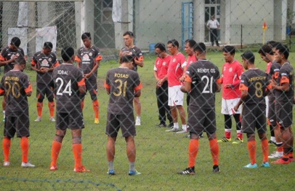 Skuad Semen Padang FC saat berlatih di Bekasi