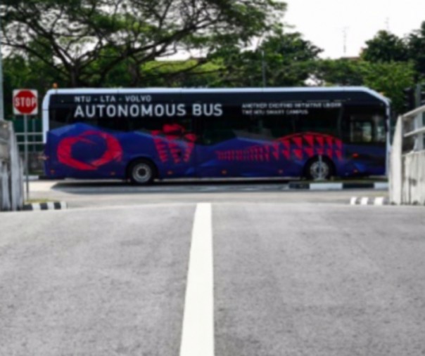 Bus listrik Volvo tanpa pengemudi di Singapura. Foto: AFP.