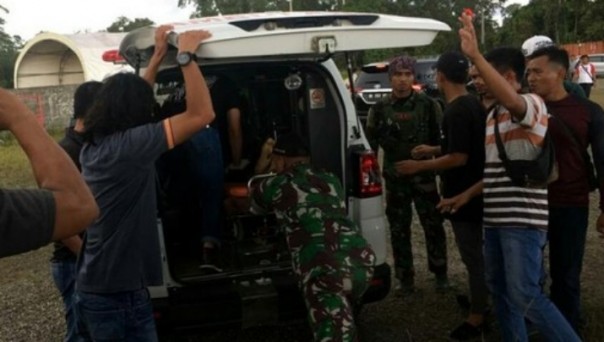 Proses evakuasi jenazah prajurit TNI korban penyerangan KKSB di Kabupaten Nduga, Papua (detik.com)