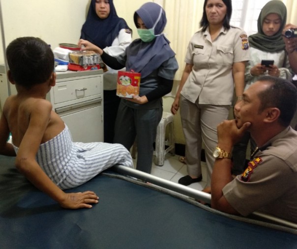 Bocah 11 tahun yang jadi korban kekerasan, saat dirawat di RS Bhayangkara Polda Riau (Foto: dokumen riau1)
