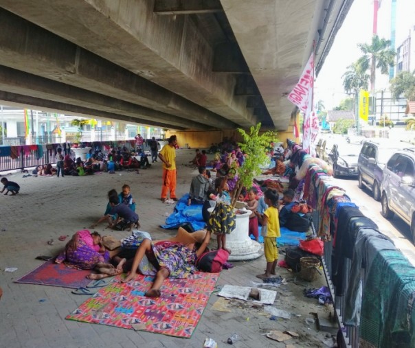 Warga Koto Aman yang bertahan di bawah Flyover Pekanbaru, Sabtu siang (Foto Riau1.com)
