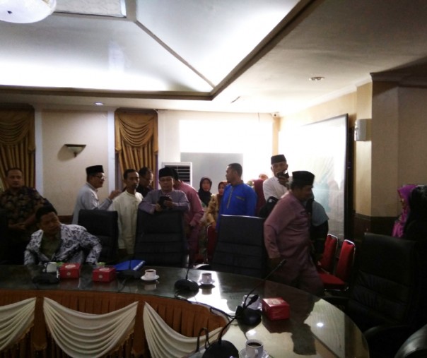 Para guru membubarkan diri saat mengetahui Wali Kota Pekanbaru Firdaus keluar kota, Jumat (8/3/2019). Mereka menilai diskusi selanjutnya tak diperlukan lagi. Foto: Surya/Riau1.