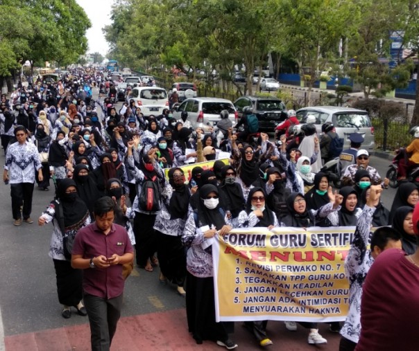 Ribuan guru saat berlongmarch menuju Kantor Walikota Pekanbaru, Senin siang (Foto: Riau1.com)