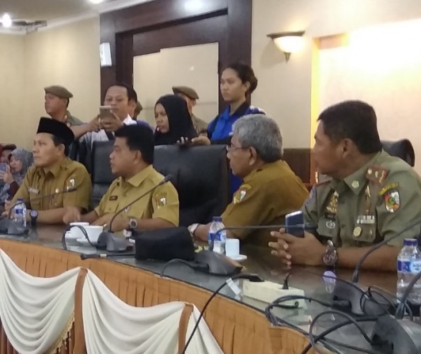 Kepala Dinas Pendidikan Abdul Jamal (dua dari kiri) saat pertemuan dengan perwakilan guru yang berunjuk rasa, Senin (11/3/2019). Foto: Surya/Riau1.