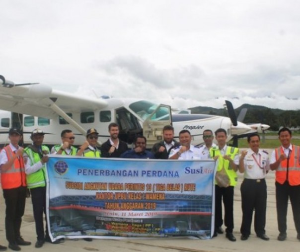 Kepala Otoritas Bandara Wilayah X Usman Effendi, Kepala Bandar Udara Kelas I Wamena Joko Harjani dan sejumlah staf saat hendak meluncurkan penerbangan di Bandara Wamena. Foto: Antara.