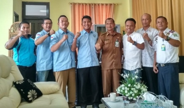 Kepala Sekolah SMA Olahraga Riau, Sahid Suwarno dan Ketua KONI Kota Pekanbaru, Anis Murzil bersama Pengcab PODSI Pekanbaru dan jajaran KONI Pekanbaru saat berkunjung ke SMA Olahraga Riau