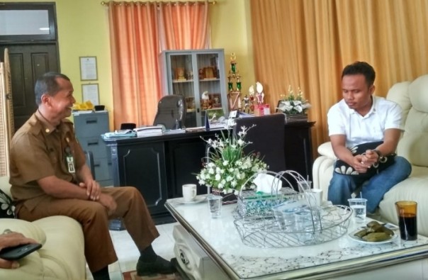 Kepala Sekolah SMA Olahraga Riau, Sahid Suwarno saat bercengkrama dengan Ketua KONI Kota Pekanbaru, Anis Murzil dalam kunjungan KONI Pekanbaru ke SMA Olahraga Riau
