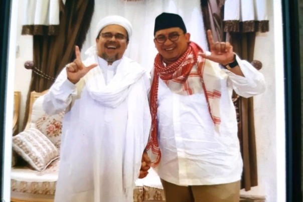 Habib Rizieq Syihab bersama Fadli Zon Salam Dua Jari dari Mekkah. 