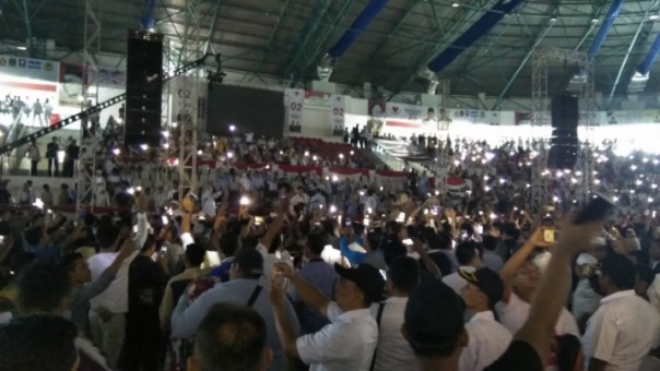 Ribuan masyarakat hidupkan lampu ponsel saat listrik padam di Gelanggang Remaja Pekanbaru (foto: barkah/riau1.com)