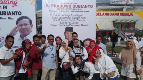 Jubir BPN Prabowo-Sandi, Miftah Nur Sabri bersama sejumlah pendukung Prabowo-Sandi di Gelanggang Remaja Pekanbaru (foto: barkah/riau1.com)