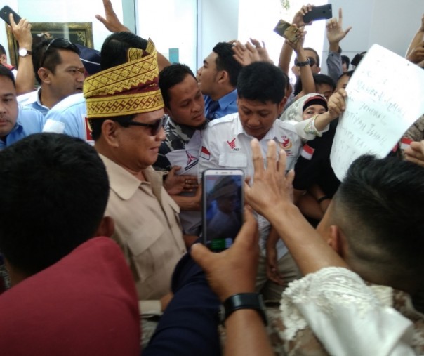Capres 02 Prabowo Subianto saat menyalamo emak-emak di pinti keluar VVIP Lancang Kuning Bandara SSK II Pekanbaru, Rabu (13/3/2019). Foto: Surya/Riau1.