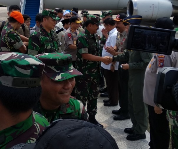 Panglima TNI dan Kapolri saat mendarat di Lanud Roesmin Nurjadin Pekanbaru