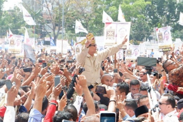 Capres Nomor urut 02, Prabowo Subianto menyapa ribuan masyarakat Riau di Gelanggang Remaja Pekanbaru (foto: barkah/riau1.com)
