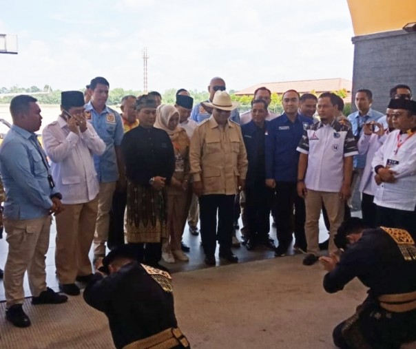 Prabowo Subianto (bertopi koboi) saat disambut dengan tarian Melayu di beranda VVIP Lancang Kuning Bandara SSK II Pekanbaru, Rabu (13/3/2019). Foto: Istimewa.