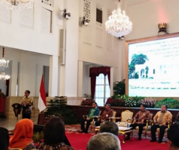 Presiden Jokowi berbicara dalam acara "Penyerahan Dokumen Aksi Pencegahan Korupsi tahun 2019-2020" dan laporan "Pelaksanaan Strategi Nasional Pencegahan Korupsi tahun 2019" di Istana Negara. Foto: Antara 