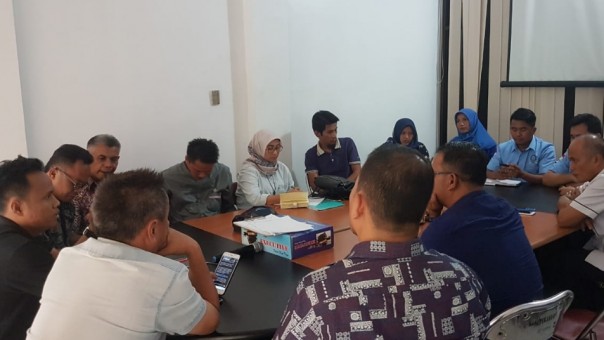 Ketua KONI Kota Pekanbaru, Anis Murzil memimpin rapat pembentukan panitia pelaksana multi event olahraga sampena HUT ke-235 Kota Pekanbaru
