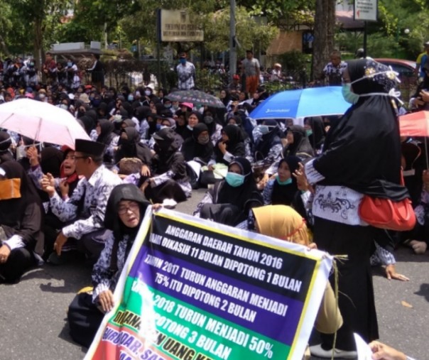 Aksi guru di depan Kantor Wali Kota Pekanbaru pada 11 Maret 2019 lalu. Foto: Surya/Riau1.
