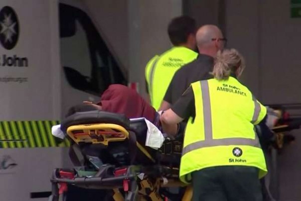 Korban penembakan di Masjid Al Noor Selandia Baru dibawa ke rumah sakit. 
