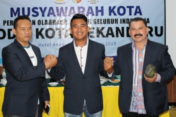 Ketua Pengcab PODSI Kota Pekanbaru terpilih, Agus Triono (tengah)