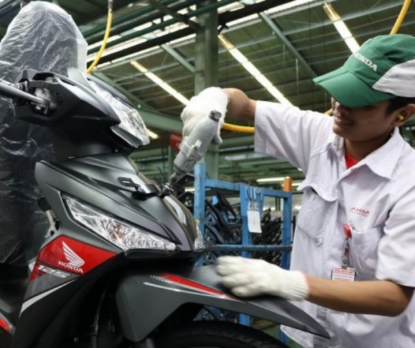 Honda Supra X 125 FI hadir dengan mengusung mesin 125cc -4 tak SOCH yang disertai dengan teknologi Programmed Fuel Injection (PGM-FI) mampu menghasilkan pemakaian bahan bakar yang lebih efisien hingga mencapai 57,2 km/l (EURO 3). Foto: Antara.