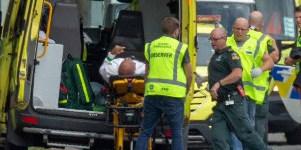 Tim medis Selandia Baru mengevakuasi para korban penembakan oleh teroris di masjid Selandia Baru